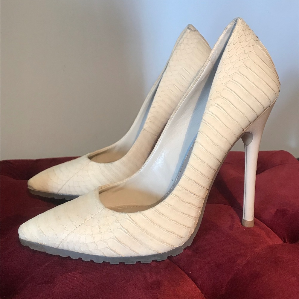 BCBGMaxAzria Cream Stiletto Pumps Sz 6.5